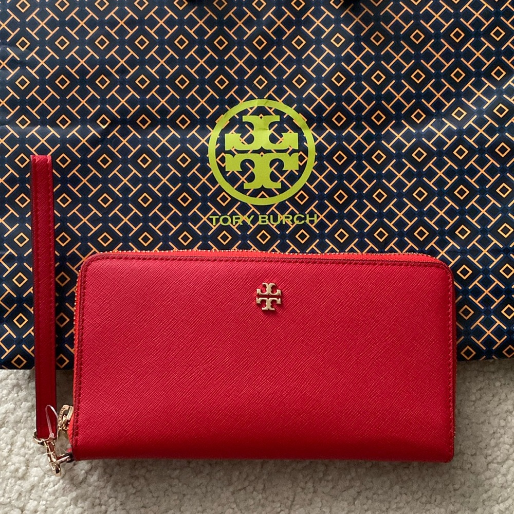NEW - Tory Burch Emerson Zip Passport Wristlet - Red